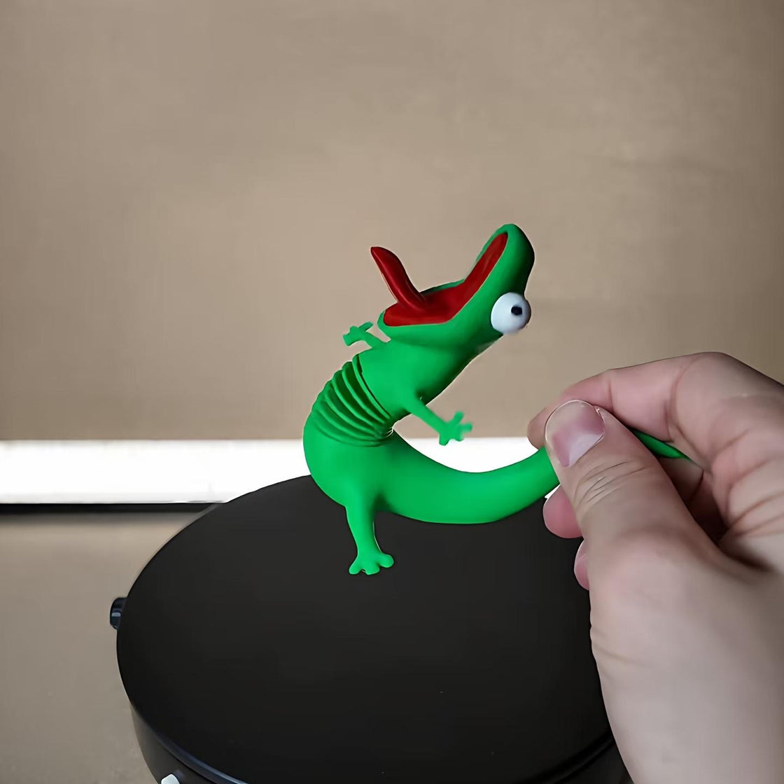 Green 3D-printed springy lizard desk and car ornament