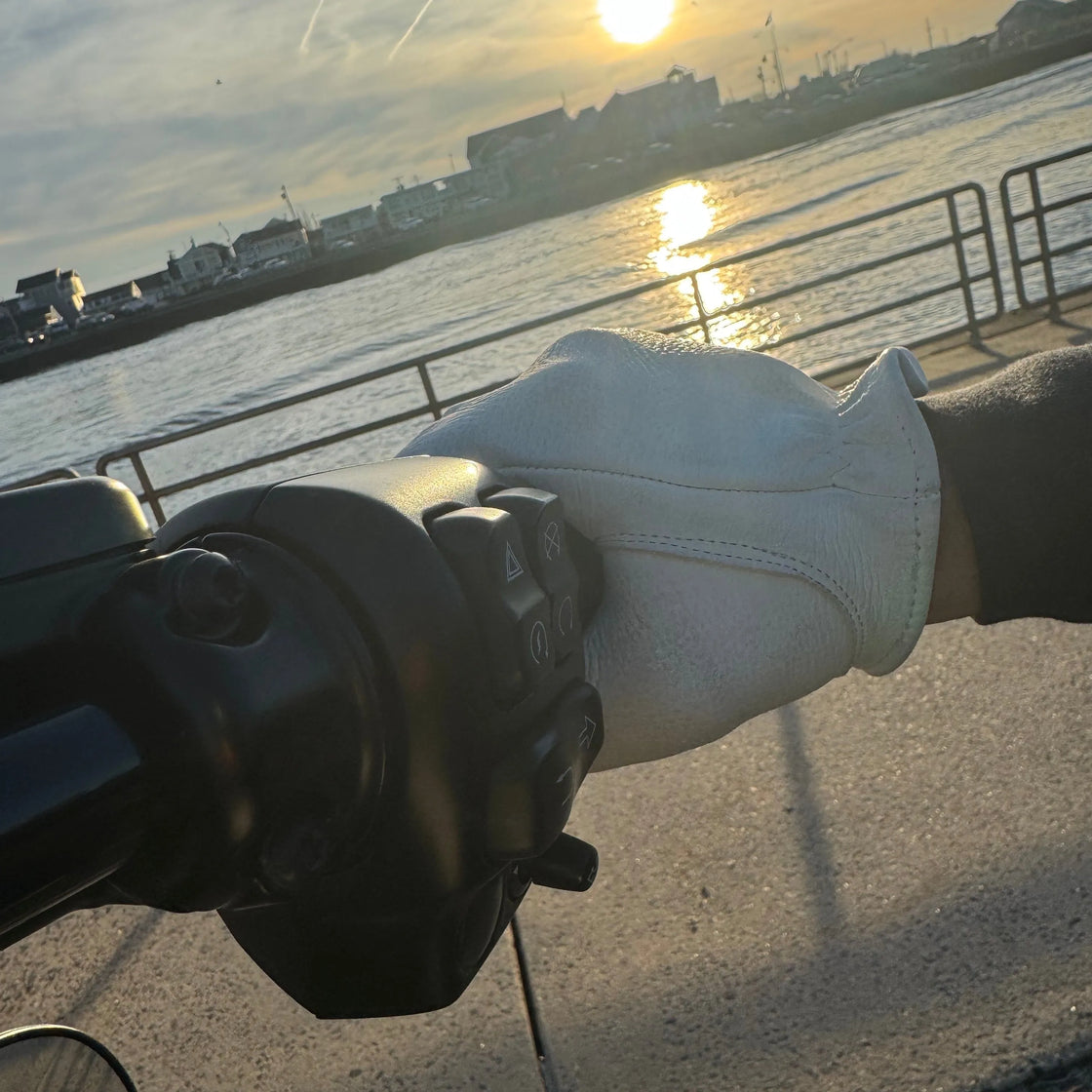 Legendary The Cadbury White Deerskin Short Wrist Touchscreen Gloves